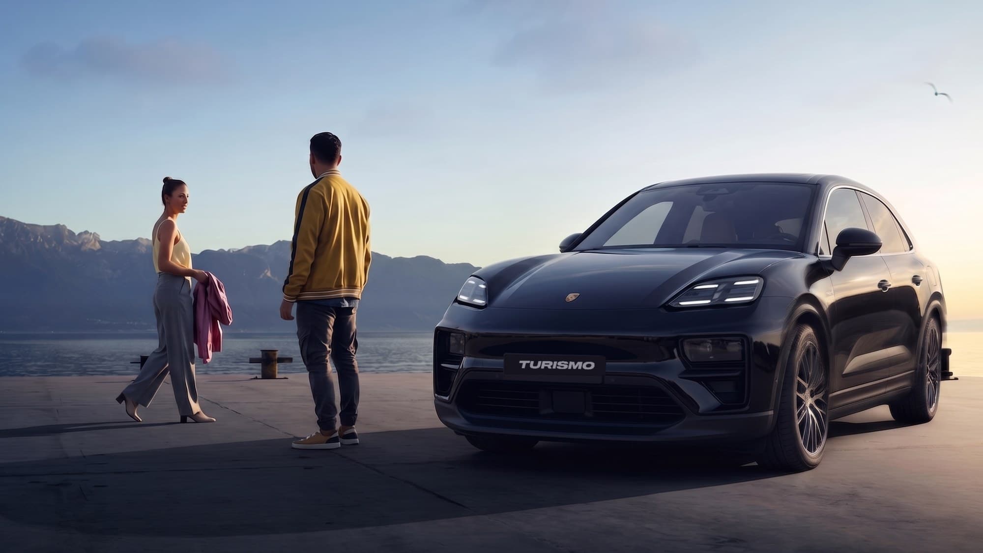 SUV Turismo garé sur un quai au bord d’un lac au coucher du soleil, un couple s’avance vers la voiture