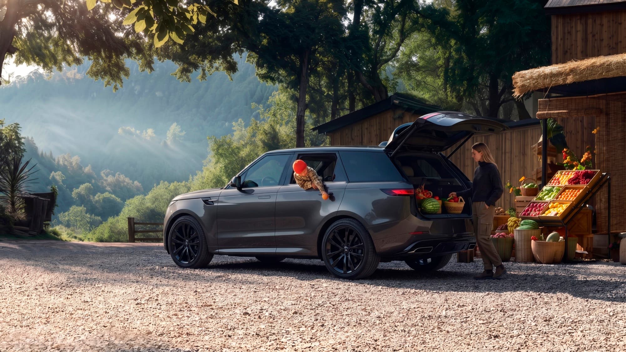 SUV Turismo garé devant un marché de campagne, coffre ouvert et chargé de courses