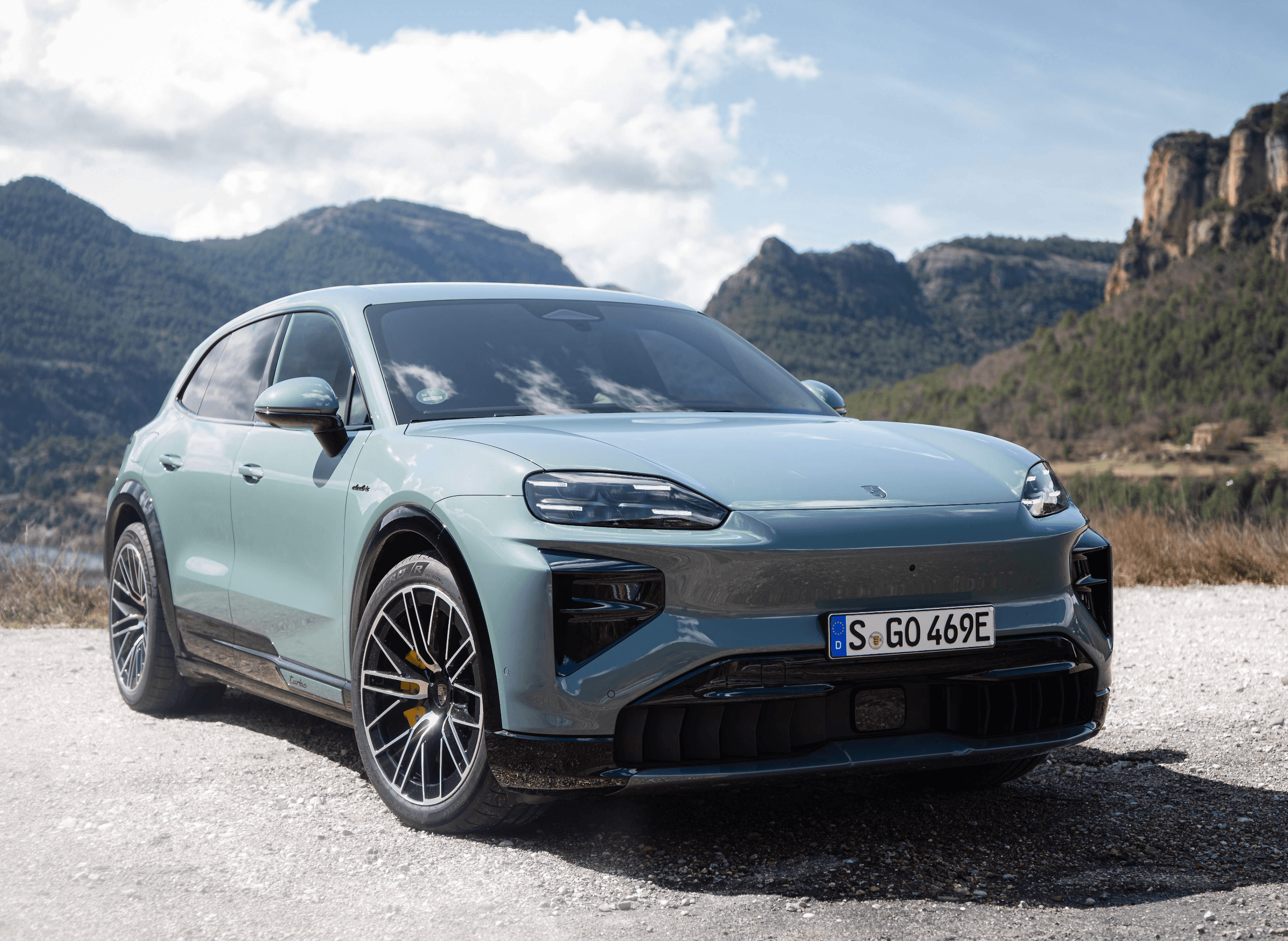 Porsche Cayenne électrique en mouvement, vu de trois quarts avant