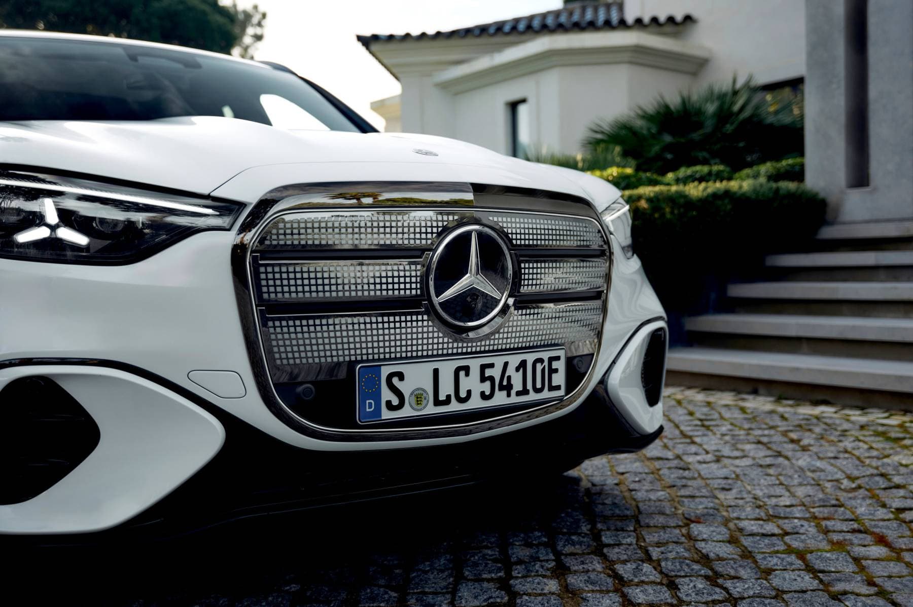 Illuminated grille of the electric Mercedes GLC