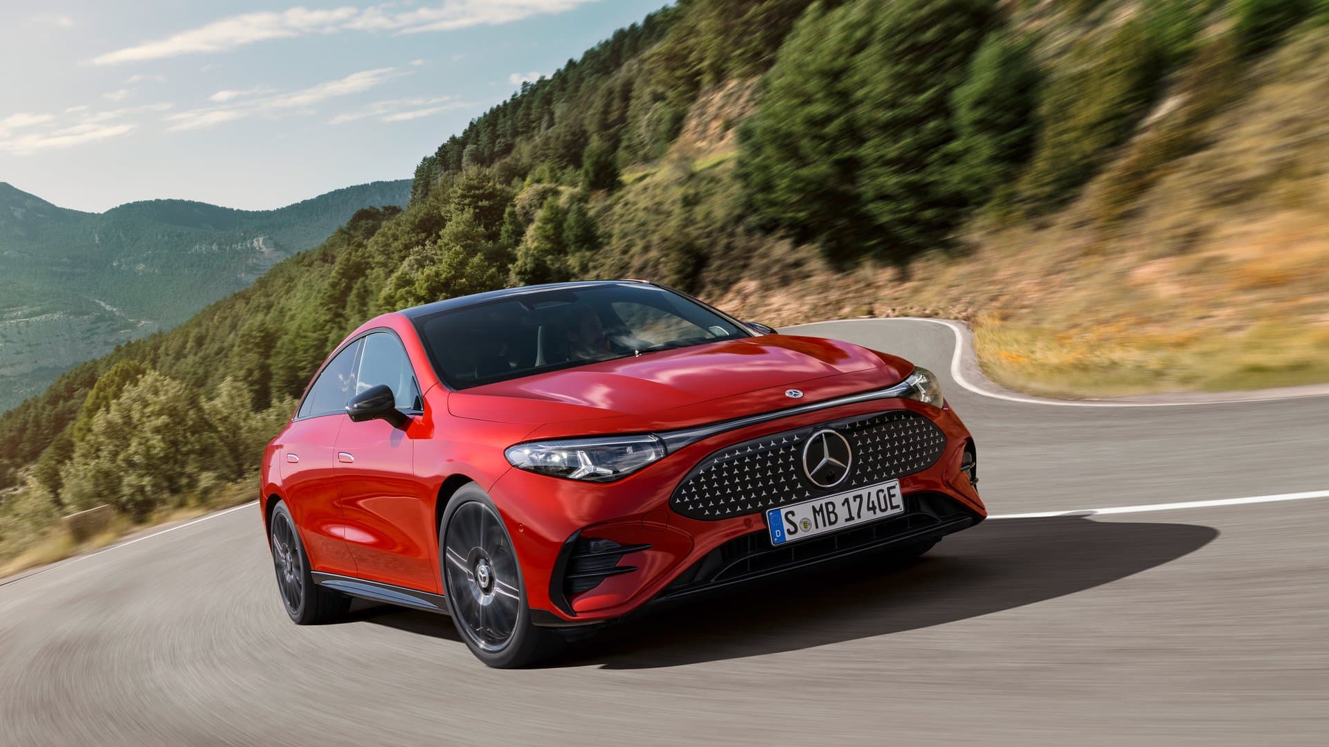 Mercedes CLA electrique rouge sur une route de montagne